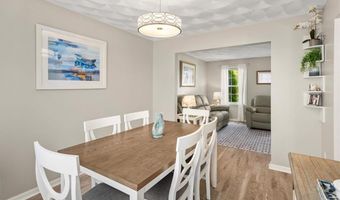 8 Mckay Ct, Warwick, RI 02889