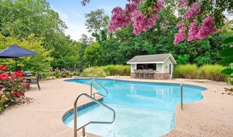 6 Sleepy Hollow Ct, Allentown, NJ 08501