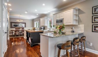 15 Wildwood Dr, Albany, NY 12211