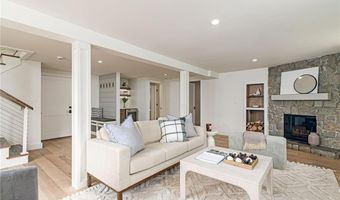 8 Kerins Ter, Newport, RI 02840