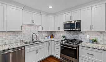 647 Waterford Ridge Dr, Ballwin, MO 63021