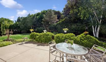 190 Lake Dr S, Algonquin, IL 60102