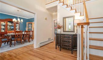 15 Leonard Dr, North Smithfield, RI 02896
