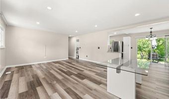 794 Robinhood Dr, Aurora, OH 44202