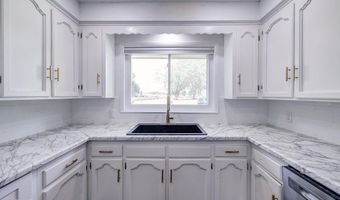 102 Highland Dr, Arkansas City, KS 67005