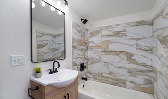 933 S Rinker Ave, Aurora, MO 65605