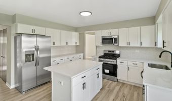 731 Roaring Brook Ln, Algonquin, IL 60102