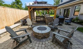 3 Oak St, Middletown, RI 02842