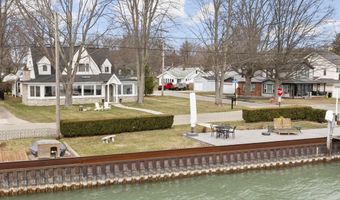 206 Edgewater Dr, Algonac, MI 48001