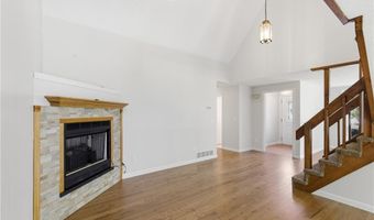 32 Briarwood Rd, Lincoln, RI 02865