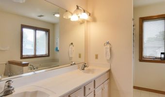 125 E WAYFARER Ln, Appleton, WI 54913