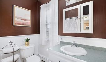 23 Vernon Ave 1, Newport, RI 02840