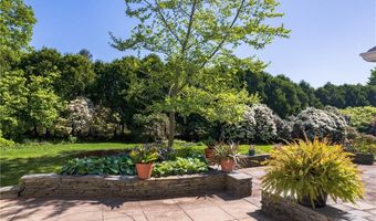 2 Cherry Ln, Bristol, RI 02809