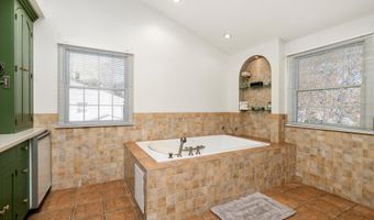 4 Twain Dr, Allentown, NJ 08501