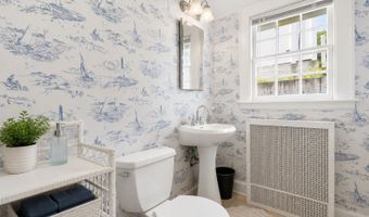 24 Little Bay Ln, Branford, CT 06405
