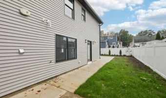 14 Redwood St, Bergenfield, NJ 07621