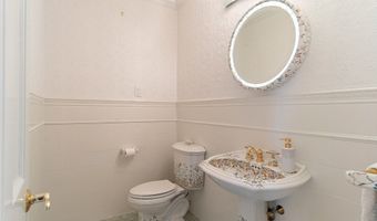 8 Buttonwood Dr, Andover, MA 01810