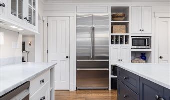 56 Summerfield Ln, Middletown, RI 02842