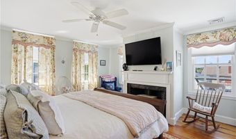 693 Hope St, Bristol, RI 02809