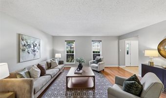 800 Eaglebrooke Dr, Ballwin, MO 63021