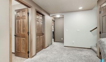 205 S Sunshine Ave, Brandon, SD 57005