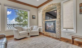 325 Lakeshore Dr, Arnolds Park, IA 51331