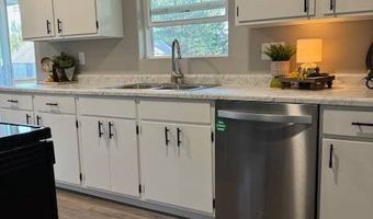 624 J St, Aurora, NE 68818