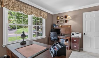 8024 GARLOT Dr, Annandale, VA 22003