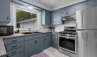 2015 E COLLEGE Ave, Appleton, WI 54915
