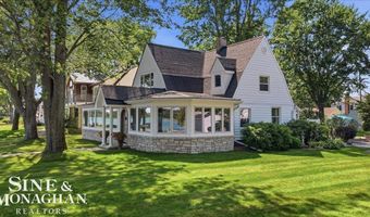 206 Edgewater Dr, Algonac, MI 48001