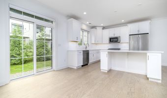 15 E Cross Trl 15, Danbury, CT 06810