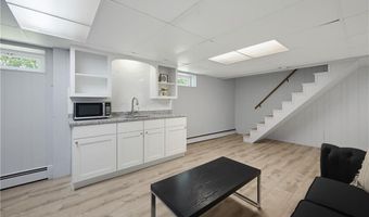 34 Foxhill Ave, Bristol, RI 02809