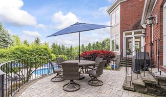 1 Stoneridge Dr, Albany, NY 12211