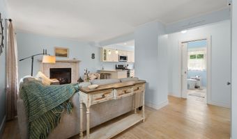 8 Maple Ave, Clinton, CT 06413