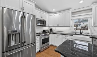 41 Montclair Ave, Airmont, NY 10952