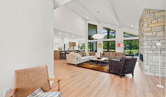 2104 Golfview Dr, Auburn, IN 46706