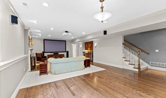 324 Meadowbrook Country Club Est, Ballwin, MO 63011