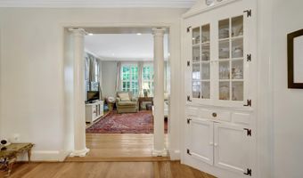 1114 N HARRISON St, Arlington, VA 22205