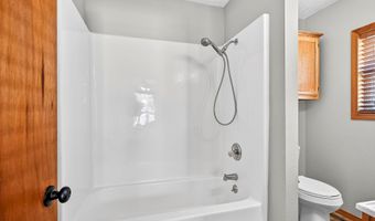 134 W College St, Aurora, MO 65605