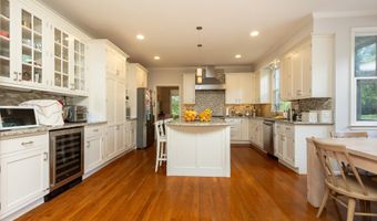 8809 SAUNDERS Ln, Bethesda, MD 20817