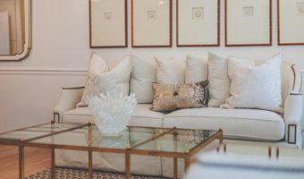 8 CARRIAGE HOUSE Cir, Alexandria, VA 22304