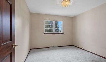 923 W WINDTREE Dr, Appleton, WI 54914