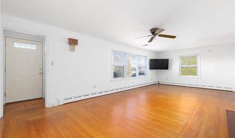 118 Wolcott Ave, Middletown, RI 02842