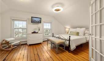 35 Marsh St, Newport, RI 02840