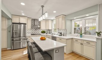7421 BEVERLY MANOR Dr, Annandale, VA 22003