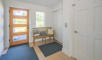 8 Shipmasters Cove Rd, Belfast, ME 04915