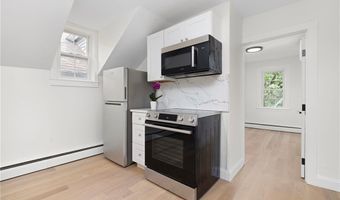 28 Young St 3, Newport, RI 02840