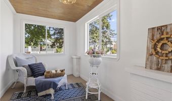 16 Courtway St, Narragansett, RI 02882