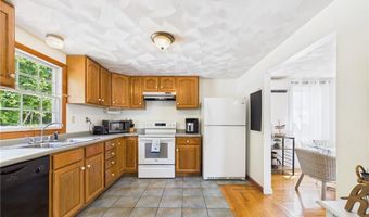 13 Deangelis Dr, Narragansett, RI 02882