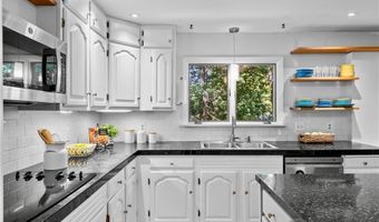 6 North Ln, Barrington, RI 02806